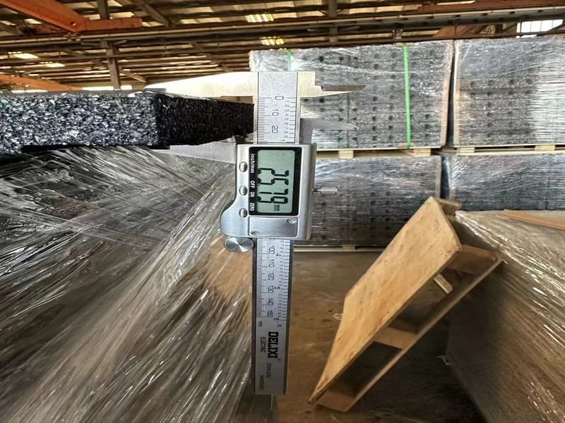 Un primer plano de diferentes materiales para suelos de gimnasios en perfecta transición: caucho, césped y LVT.